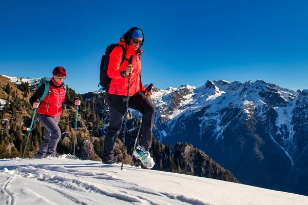 Paar Frauen Üben Bergsteigen Schnee — Stockfoto