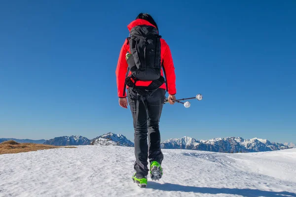 Trekking Samotnej Dziewczyny Śniegu — Zdjęcie stockowe