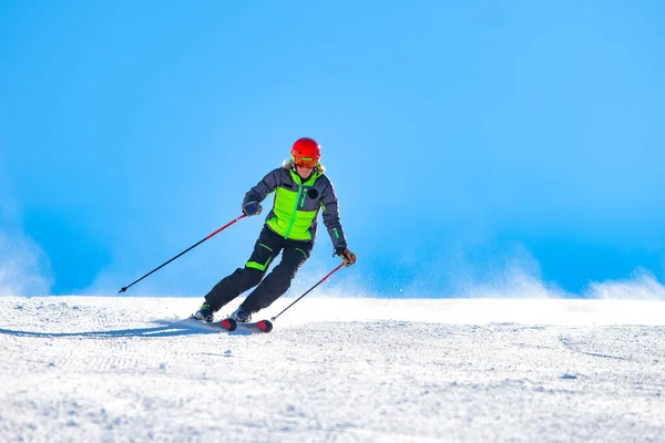 Tjej Som Åker Skidor Skidbacken — Stockfoto