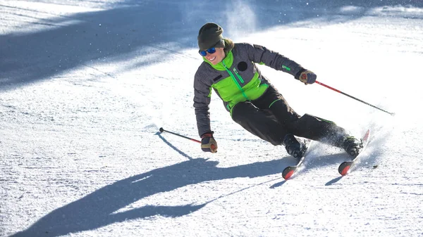 Curva Tallado Una Chica Instructora Esquí —  Fotos de Stock