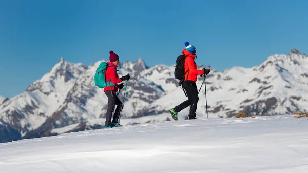 Zwei Bergsteigerinnen Bei Einem Trainingsspaziergang Schnee — Stockfoto