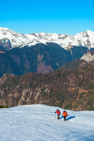 Wandelen Sneeuw Tijdens Een Reis Naar Bergen — Stockfoto