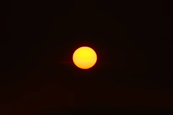 Оранжевое Солнце Темном Закатном Небе — стоковое фото