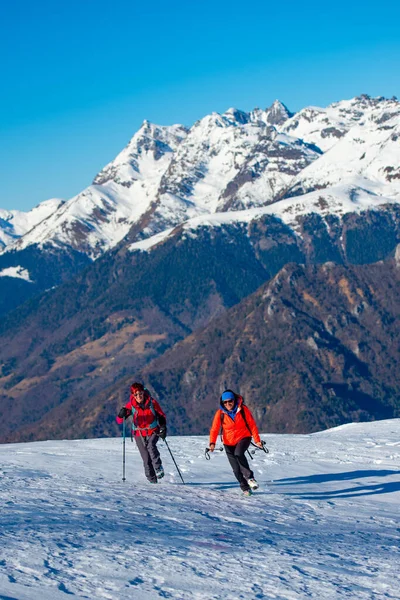 Två Kvinnliga Vänner Bergsvandring Snön — Stockfoto