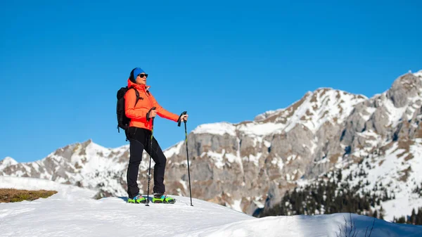 Eine Frau Kommt Allein Auf Den Berg — Stockfoto