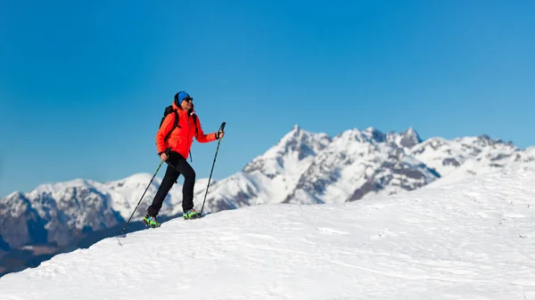孤独な女が雪の上をクランプで歩く — ストック写真