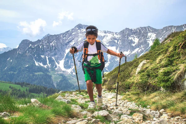 Menino Caminha Durante Uma Excursão Trilha Montanha Com Mochila — Fotografia de Stock