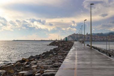 Il molo di Imperia dopo la pioggia.