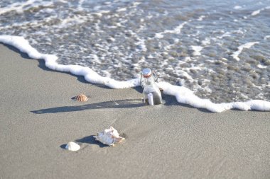 Bottiglia portato dal mare sulla spiaggia 'da mesaj..