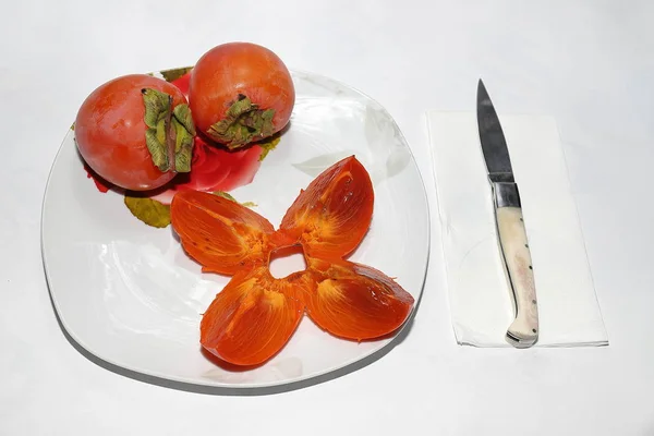 Kako tagliato a spicchi con coltello nel piatto.