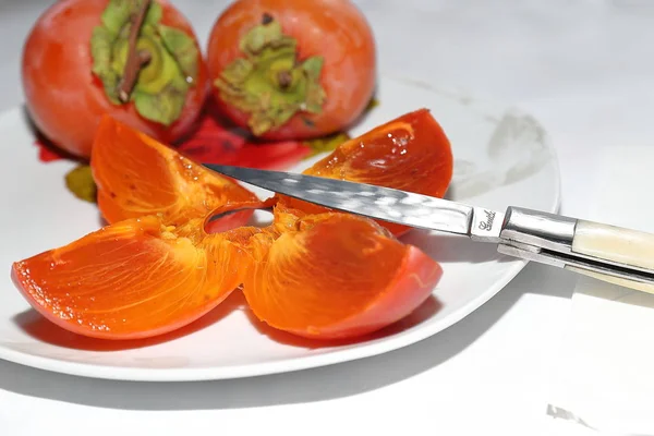 Kako tagliato a spicchi con coltello nel piatto.