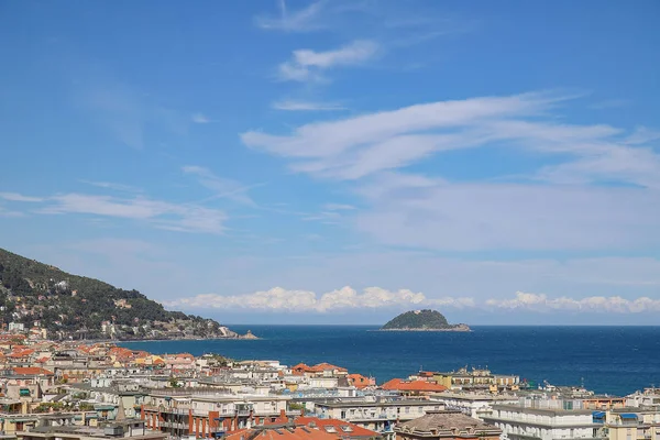 Gallinara adası ya da kaplumbağa adası. Alassio 'nun (SV) tepelerinden. İtalya.