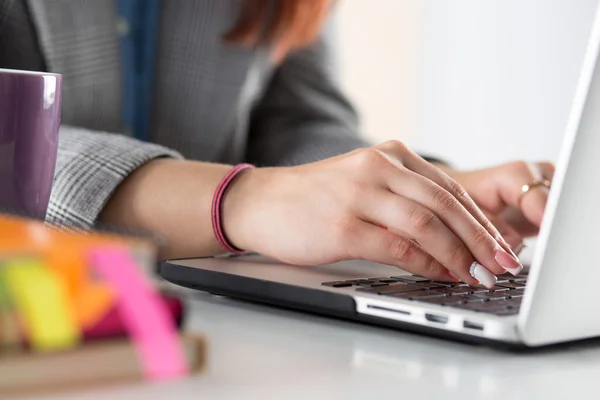 Stäng upp affärskvinna, designer eller student händer workin — Stockfoto