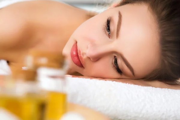 Beautiful young woman laying at spa salon — Stock Photo, Image