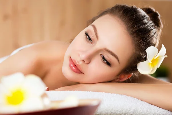 Beautiful young woman laying at spa salon — Stock Photo, Image