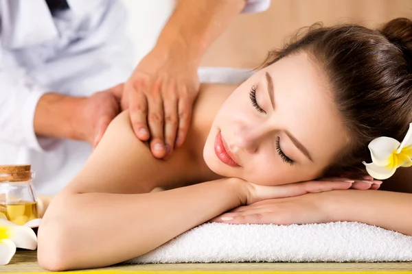 Beautiful young woman laying at spa salon — Stock Photo, Image