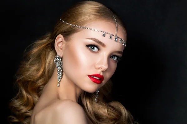 Retrato de joven hermosa mujer con maquillaje de noche — Foto de Stock