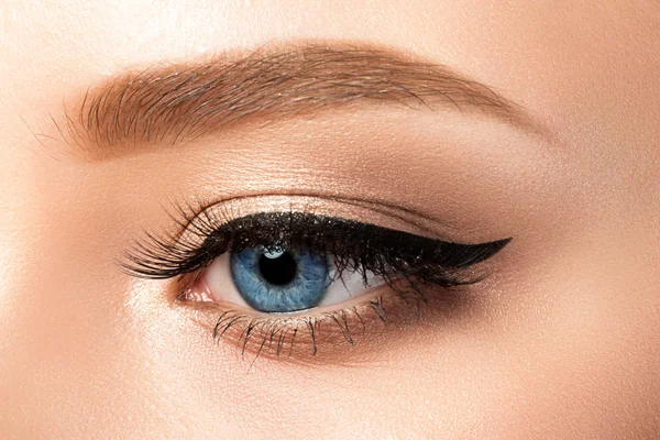 Close-up van blauw vrouw oog met mooie make-up — Stockfoto