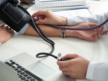 Kadın tıp doktor tansiyon ölçme görünümünü kapat