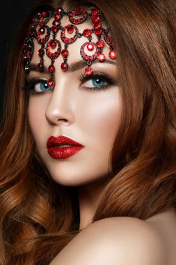 Genç redhaired kadın portresi kapatın