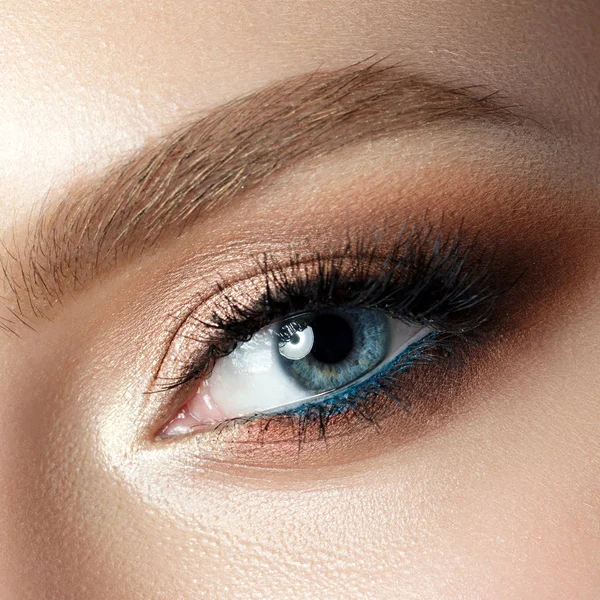 Close up view of blue woman eye with beautiful makeup — Stock Photo, Image