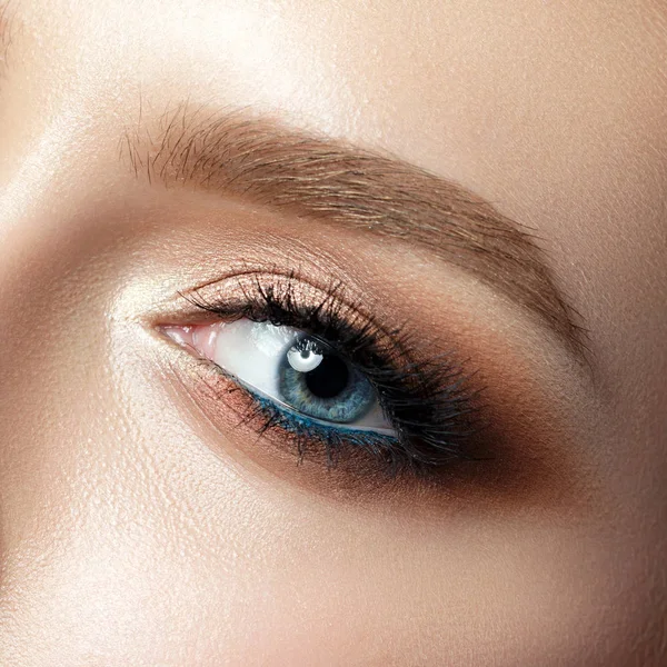 Vista de cerca de ojo de mujer azul con hermoso maquillaje — Foto de Stock