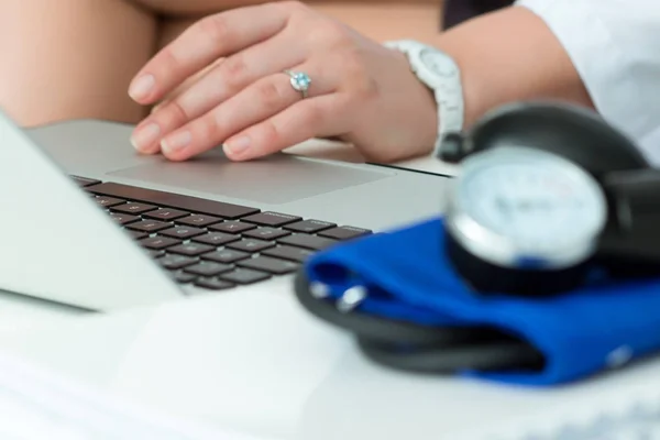 Female doctor works at laptop — Stock Photo, Image