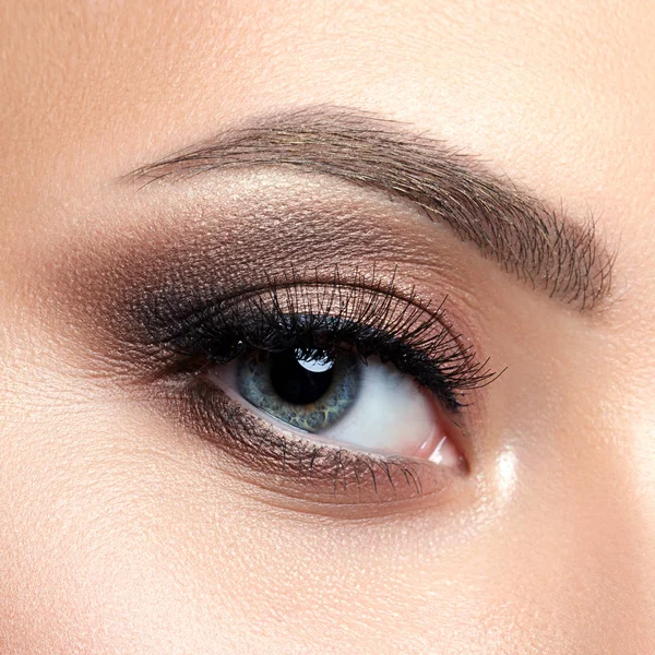 Close up view of blue woman eye with beautiful makeup — Stock Photo, Image