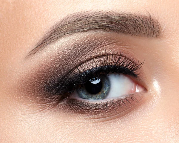 Close up view of blue woman eye with beautiful makeup — Stock Photo, Image