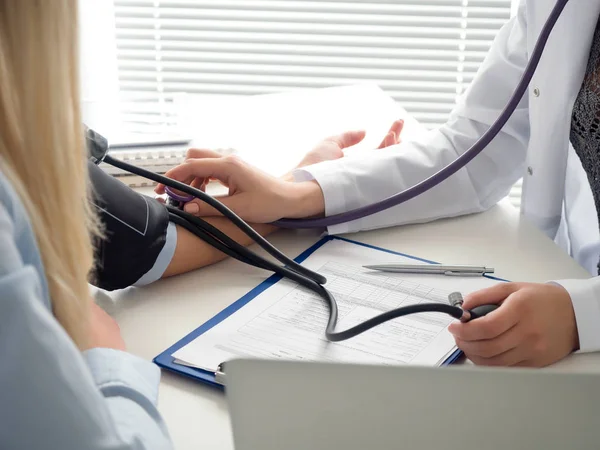 Close up view of female medicine doctor measuring blood pressure — Stock Photo, Image