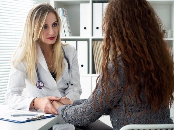 Amistosas manos de doctora sosteniendo sus manos de paciente —  Fotos de Stock