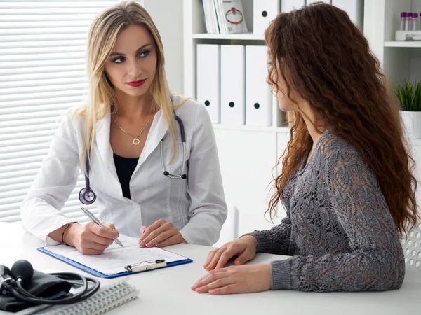 Médico consultando a su paciente femenina —  Fotos de Stock