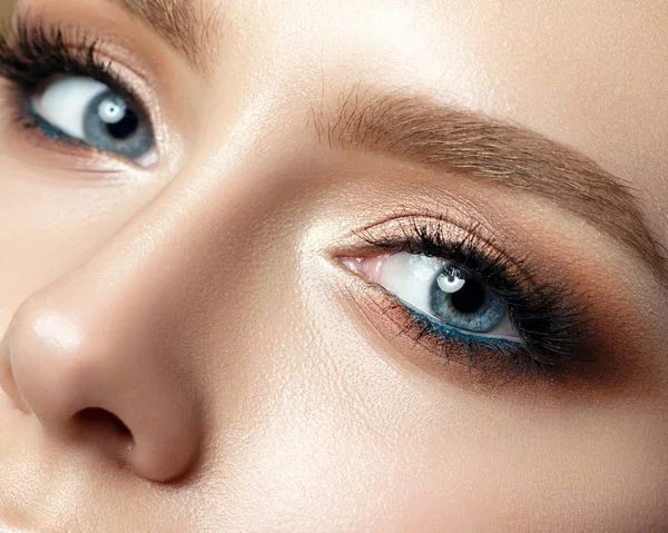 Закрыть вид голубых женских глаз с красивым макияжем — стоковое фото