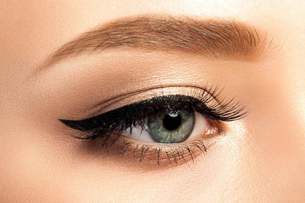 Vista de cerca de ojo de mujer gris con hermoso maquillaje — Foto de Stock
