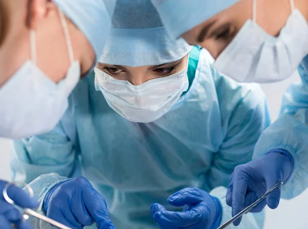 Equipo médico realizando la operación. Grupo de cirujanos en el trabajo en —  Fotos de Stock