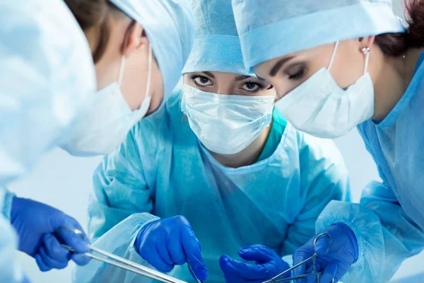 Equipo médico realizando la operación. Grupo de cirujanos en el trabajo en —  Fotos de Stock
