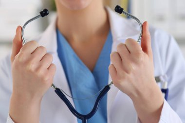 Doktor stetoskop üzerinde koyar