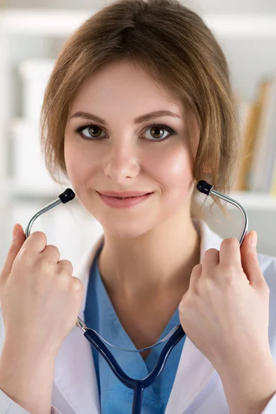 Medico femminile si mette lo stetoscopio — Foto Stock