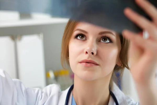 Doctora joven mirando la radiografía de los pulmones — Foto de Stock