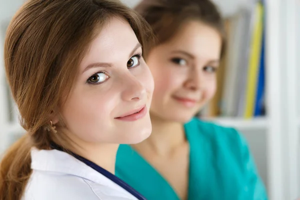 Δύο όμορφες γυναίκες ιατρικής ιατρών που εργάζονται στο γραφείο τους — Φωτογραφία Αρχείου