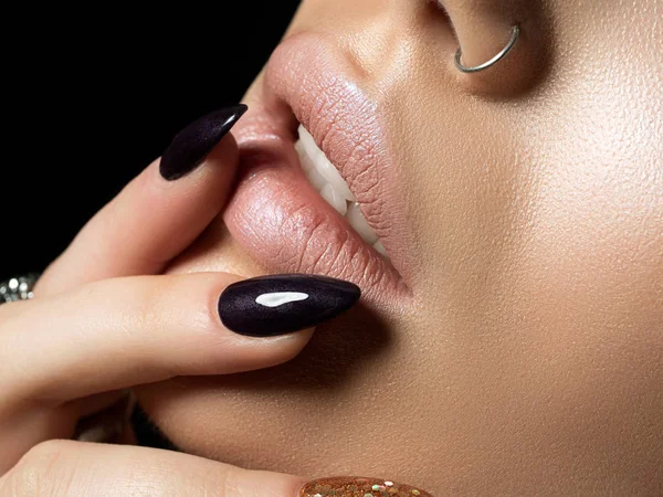 Primer plano de hermosos labios de mujer — Foto de Stock