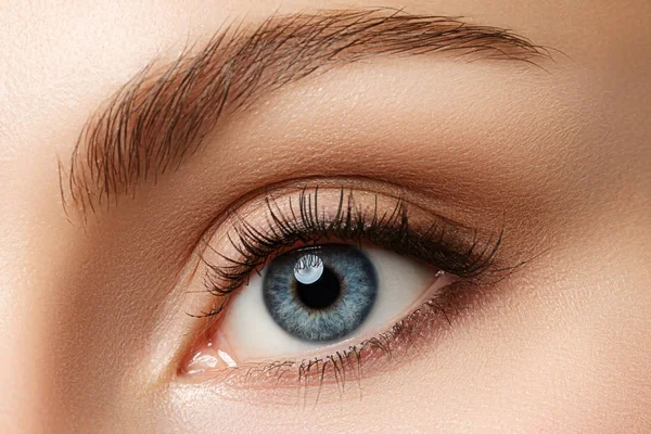 Close-up vista do belo olho feminino azul — Fotografia de Stock
