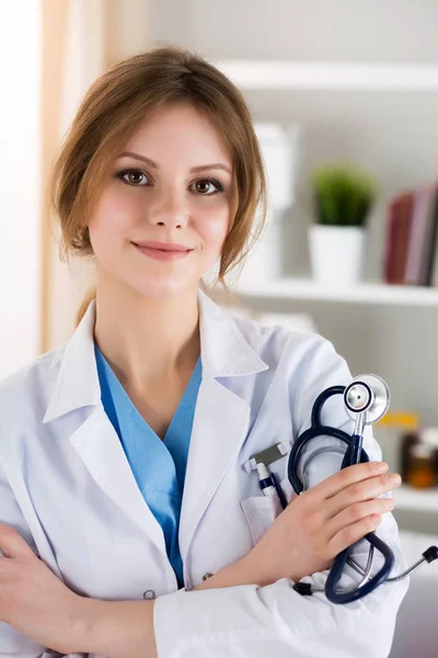 Ženské lékařství doktor v její kanceláři — Stock fotografie