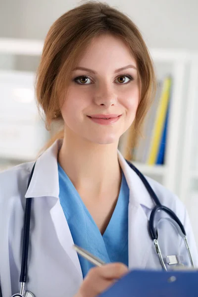 Medico di medicina femminile nel suo ufficio — Foto Stock