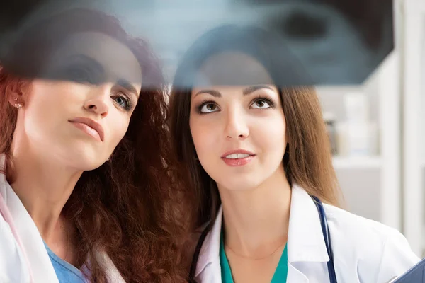 Dos médicos mirando la imagen de rayos X — Foto de Stock