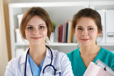 Resepsiyon toplantı hastalara duran iki doktor portresi