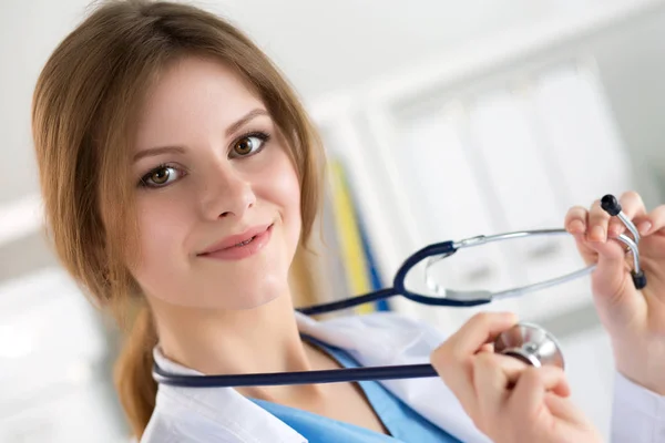 Kvinnliga medicine doktor på hennes kontor — Stockfoto