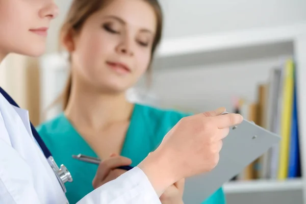 Dos doctores de medicina trabajando en su consultorio —  Fotos de Stock