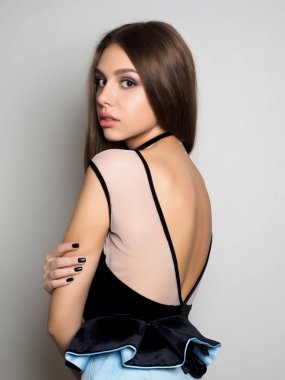 Geriye dönüp baktığımda genç güzel kadın