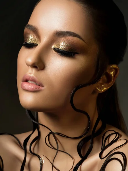 Mulher com maquiagem dourada moda — Fotografia de Stock